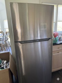 Insignia Fridge! Used only for 6 months