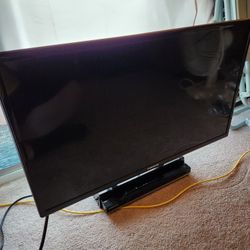 Samsung HG32NA473 32inch Flatscreen TV + DVD player combo