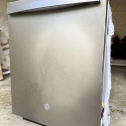 GE Dishwasher Silver Is Mint Condition 