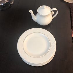 Set Of 6 Dinner Plates & Small Kettle 