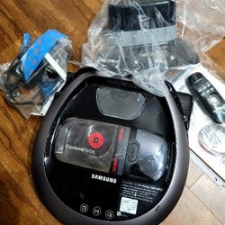 Samsung - POWERbot™ Wi-Fi Connected Pet Plus Robot Vacuum with Self-Clean Soft Action Brush - Pure Silver


