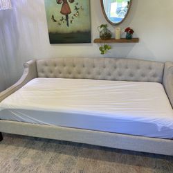 Twin XL Daybed With Mattress