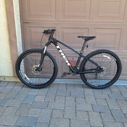 TREK MARLIN  5 MOUNTAIN BIKE 27.5 INCH LIKE NEW ( CHECK MY OTHER BIKES)