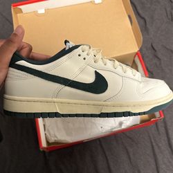Dunks Low size 9