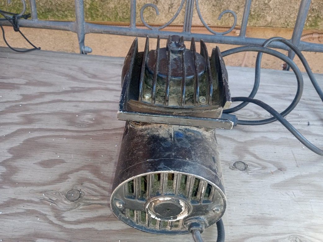 Badger Air-Brush Co. Model 180-12 Cyclone Airbrush Compressor, 