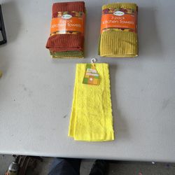 Lot of Kitchen Towels 