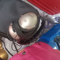BOSE.   Head Phones/ W  Nice Leather Case