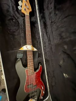 Squier bass guitar read description