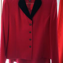 Ladies Kasper 2 Piece Suit, Dark Pink, With Black Collar. Size 14P