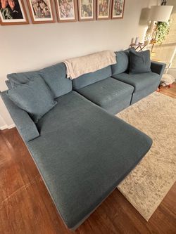Modular sectional couch with chaise