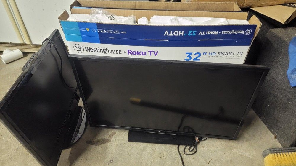 2 32" Tvs 1 24" Tv