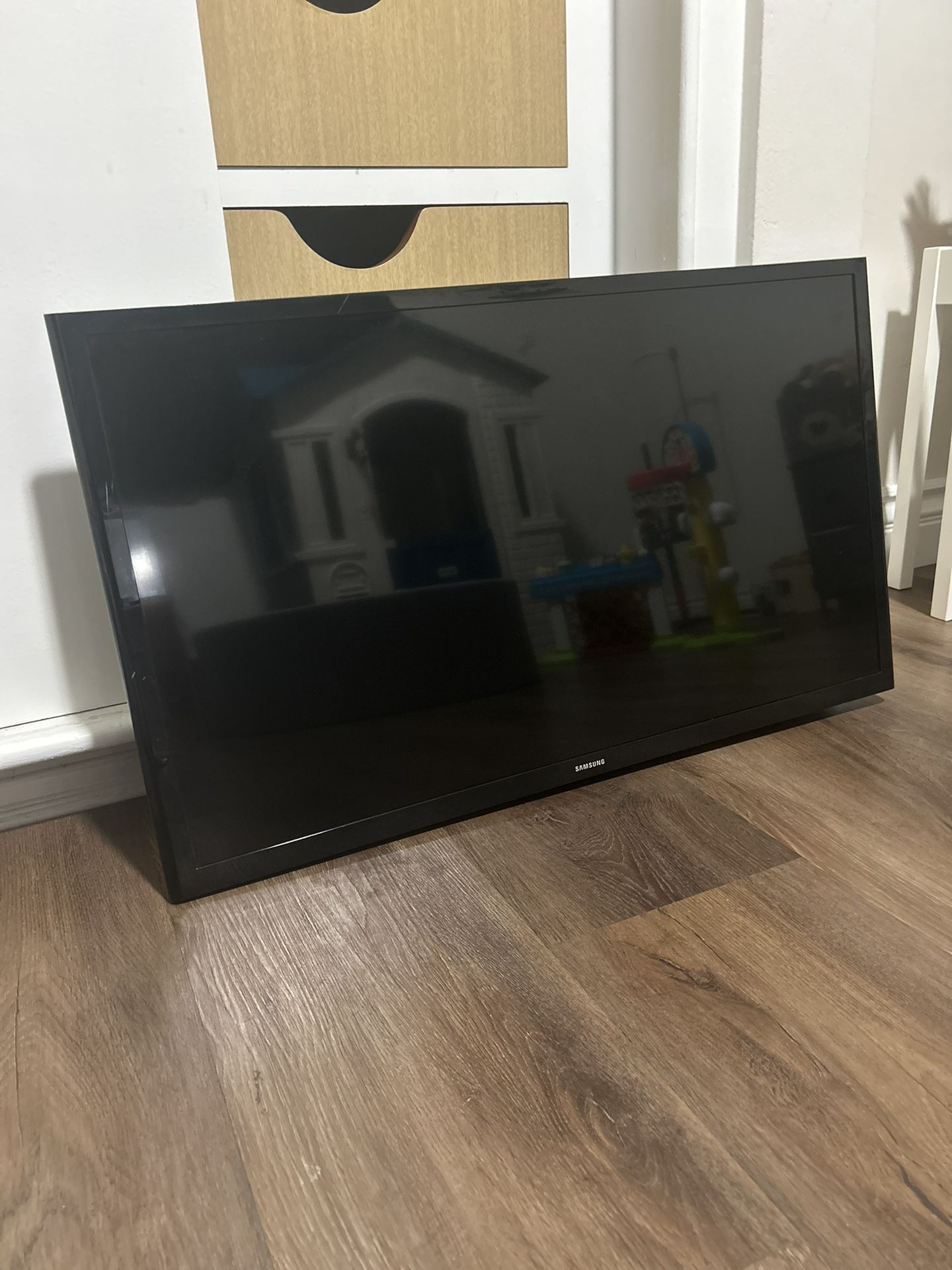 40  inch  Samsung TV With Wall Mount ($125 OBO)