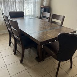 Dining table / Comedor