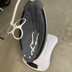 Mamaroo $75   Hardly Used Good Condition 