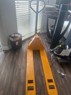 Uline Pallet Truck - Narrow Fork, 48 x 21”