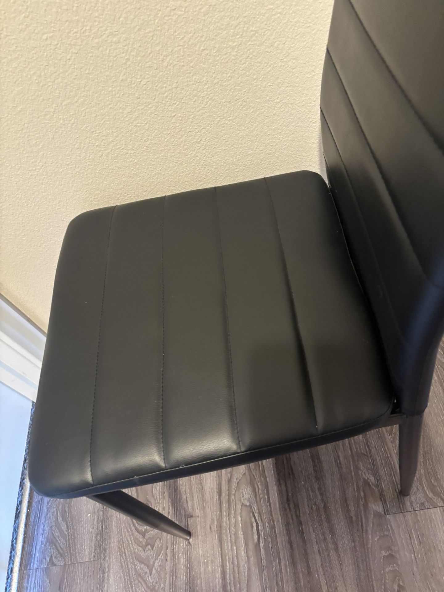 Table Plus 4 Chairs