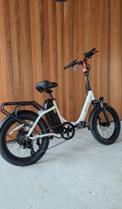 Premium electric bike with hydraulic brakes and aluminum frame.