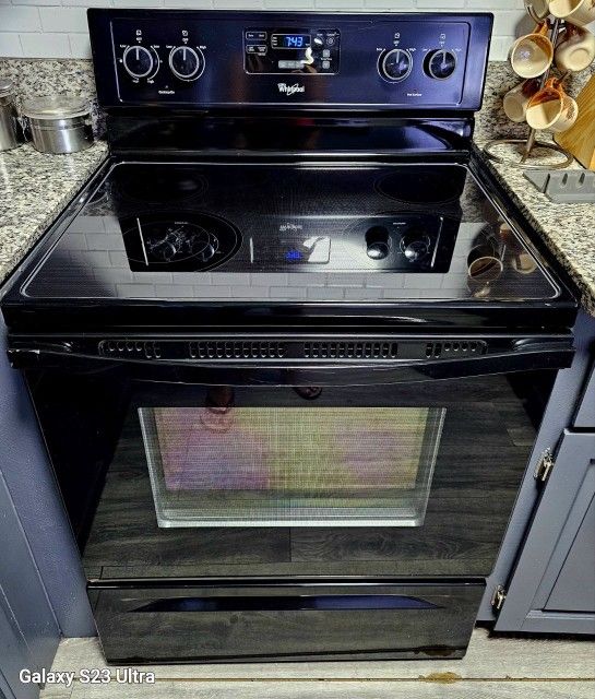 LIKE NEW!! WHIRLPOOL electric stove. Excellent condition, works perfectly, 30" clean, 220v. You can see it plugged in and working. Delivery available 