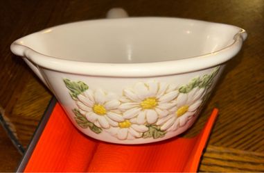 Vintage Metlox Sculpted Daisy Gravy Boat with Handle