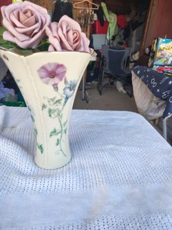 LENOX Morningside Cottage 8 1/4"  Vase w/ Bees, Flowers, Ladybugs MADE IN U.S.A.