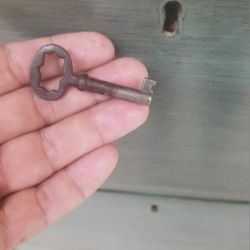 SKELETON LOCKS DRESSER 