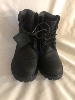 New Timberland boots for women’s black sz 6 right feet and sz 7 left feet