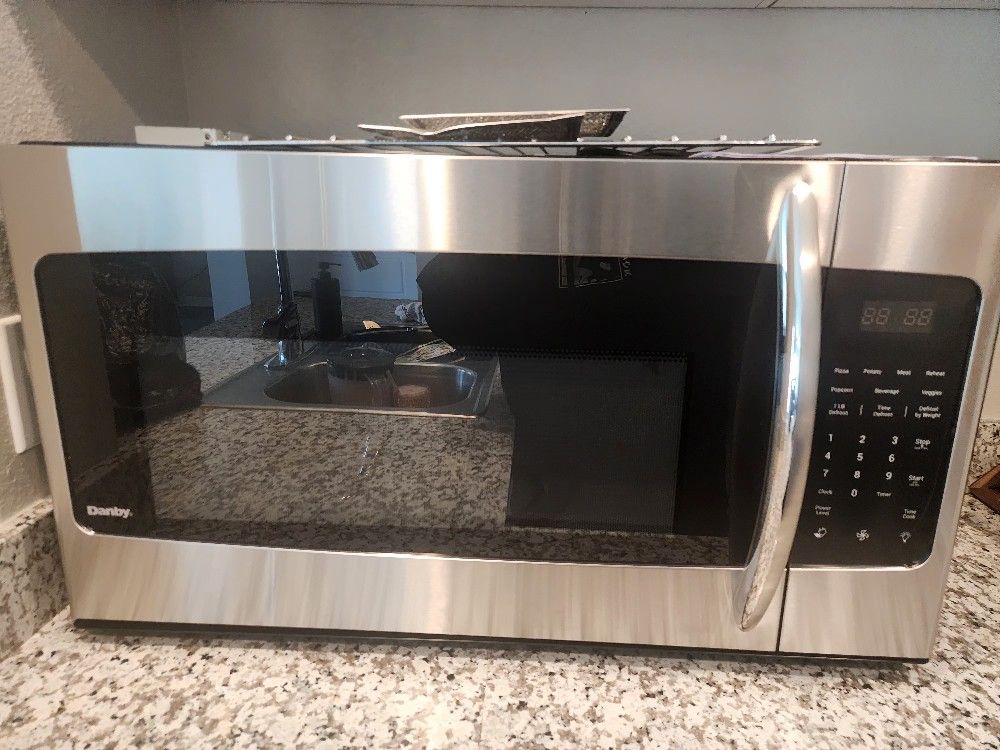 Danby microwave (BRAND NEW)