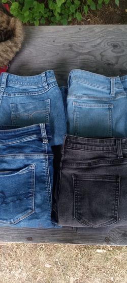 4 PAIRS OF JEANS 