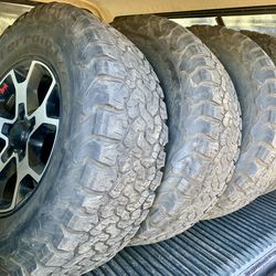 Set of factory Jeep Rubicon wheels