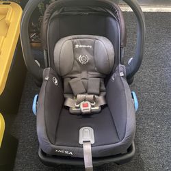 Uppa Mesa Baby Car seat and X2 Bases