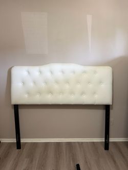 Tufted cream color headboard w/rails Quenn