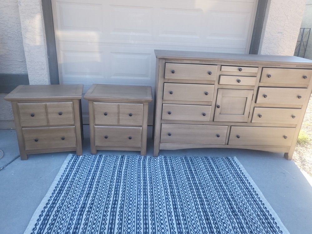 Gorgeous Dresser And Nightstands