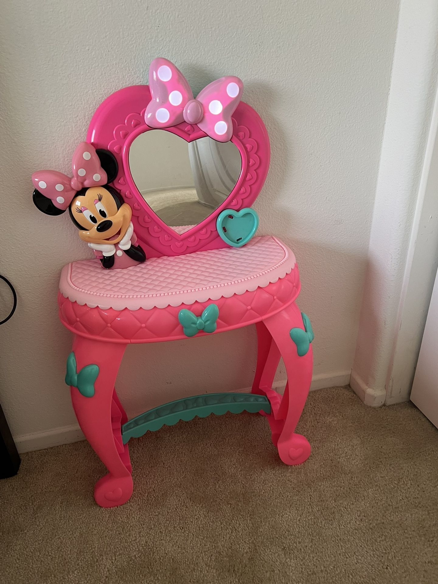 Minni Mouse Make Up Desk $20