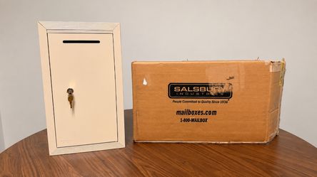 Salsbury Industries: Locking Wall-Mount Mailbox