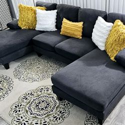 Like new!! Gray velvet sectional sofa, smoke and pet-free, clean and ready to use. It disassembles completely for easy transport and is lightweight. D