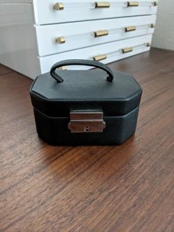 Mini jewelry travel case