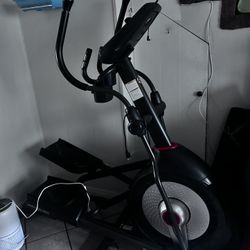 Workout Machine Shwinn 470 Elliptical Machine 
