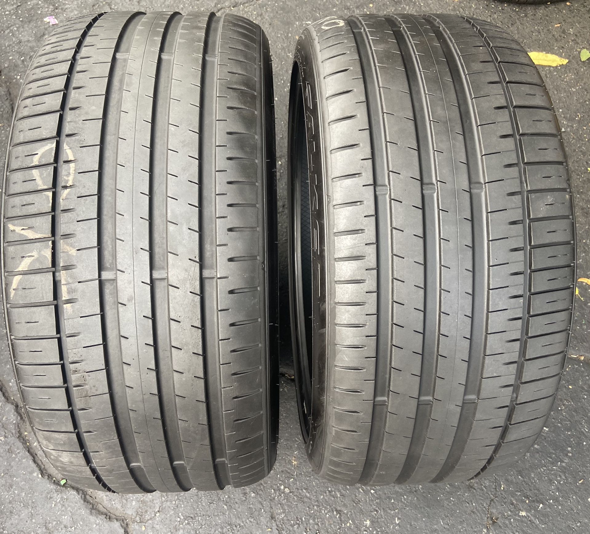 2 Llantas Usadas Falken Azenis 265/35/21 $150 El Par
