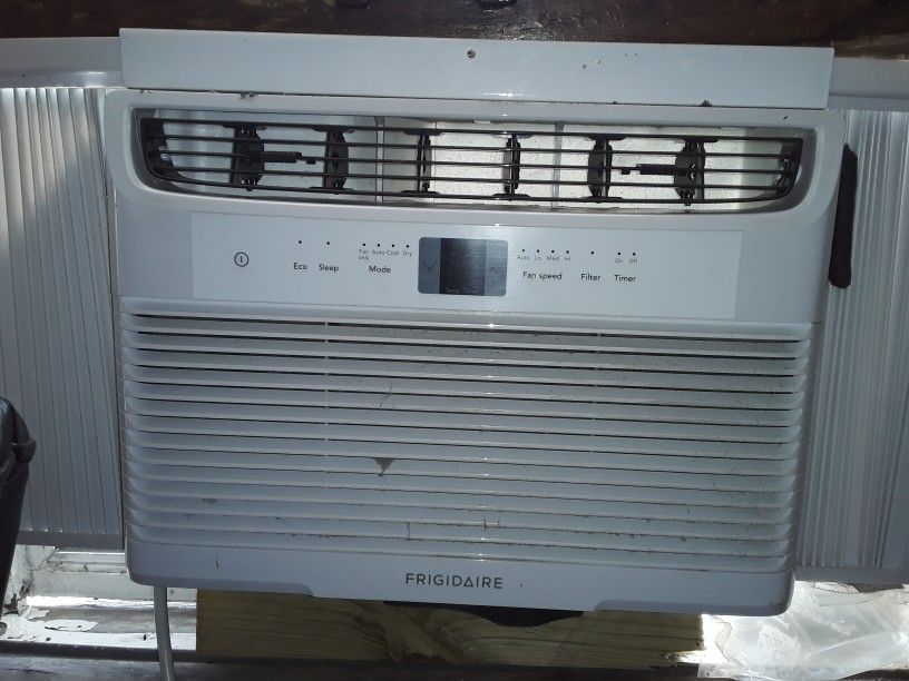 Frigidaire 6000 BTU Window Mount AC (Air Conditioner) : Works Well