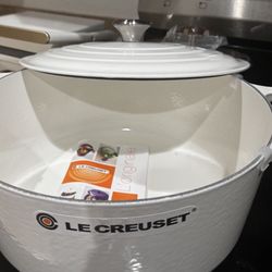 STUNNING LE CREUSET DUTCH OVEN.