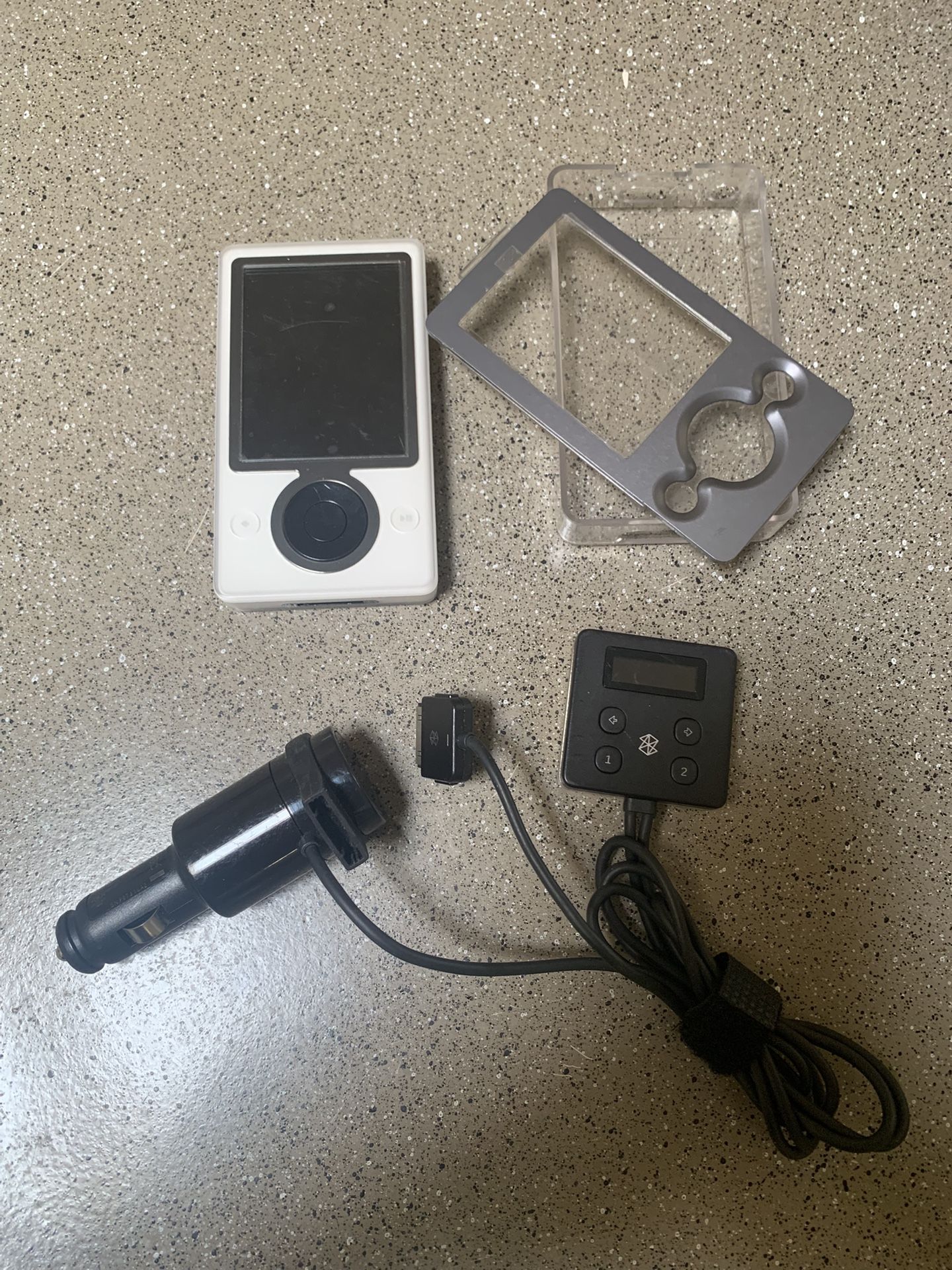 MICROSOFT Zune 1090 30GB Digital Media Player with FM Transmitter Bundle