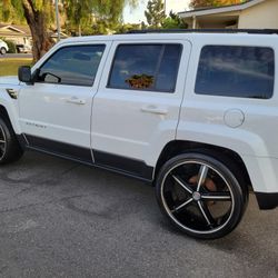 (14) Jeep Patriot, Low Miles, Clean Title, Smogged, 4 Cylinder, 22"rims, Touchscreen Ipod TV, Backup Camera, No Issues Or Problems, Runs Like New