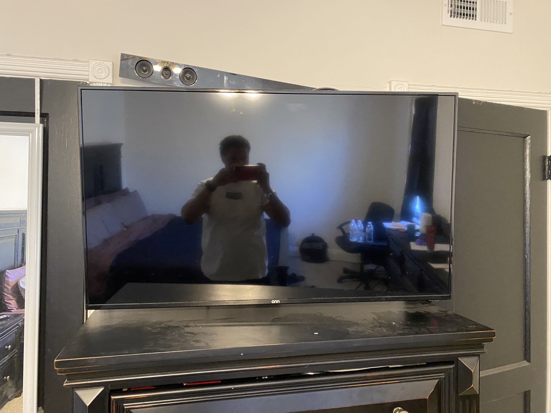 49’ Onn Tv And 360 Wall Mount
