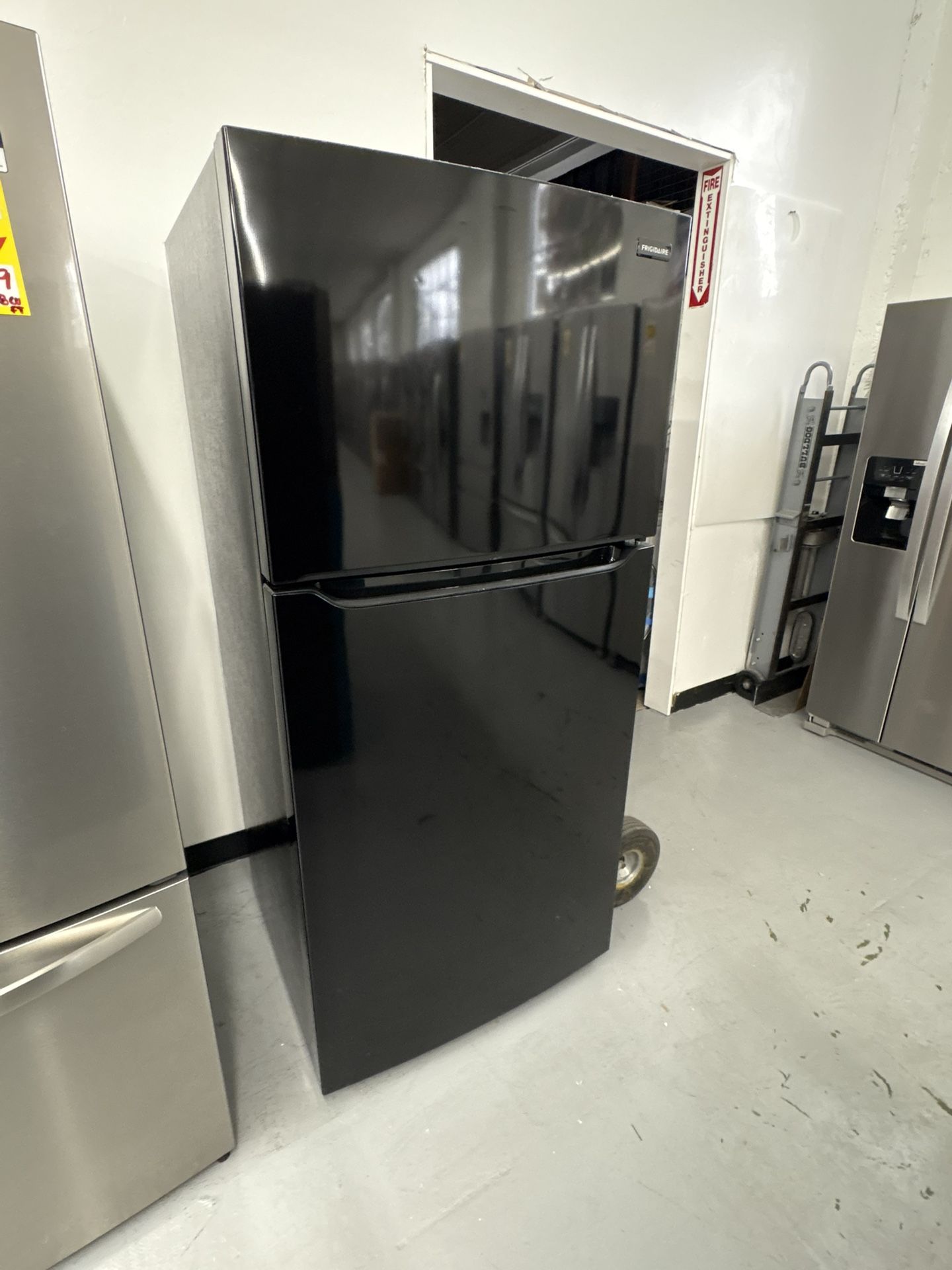 Frigidaire 30” 18.5 Cu Ft Refrigerator