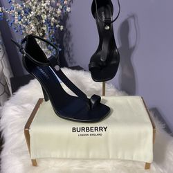 Burberry Toe Ring Leather Sandal