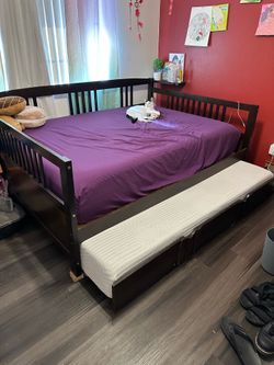 Full size day bed with twin trundle