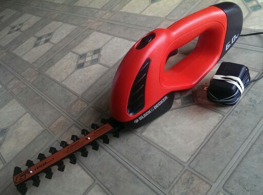 NEW Black & Decker 6.0 Volt 6" Detail Shrubber DS600