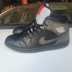 Aria Jordan 1 mids size 10