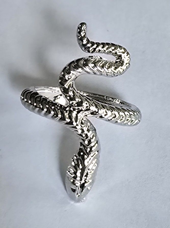 TRENDSETTER QUALITY TITANIUM FOREVER WEAR SILVER EMBOSSED SNAKE WRAP SIZE 8 RING