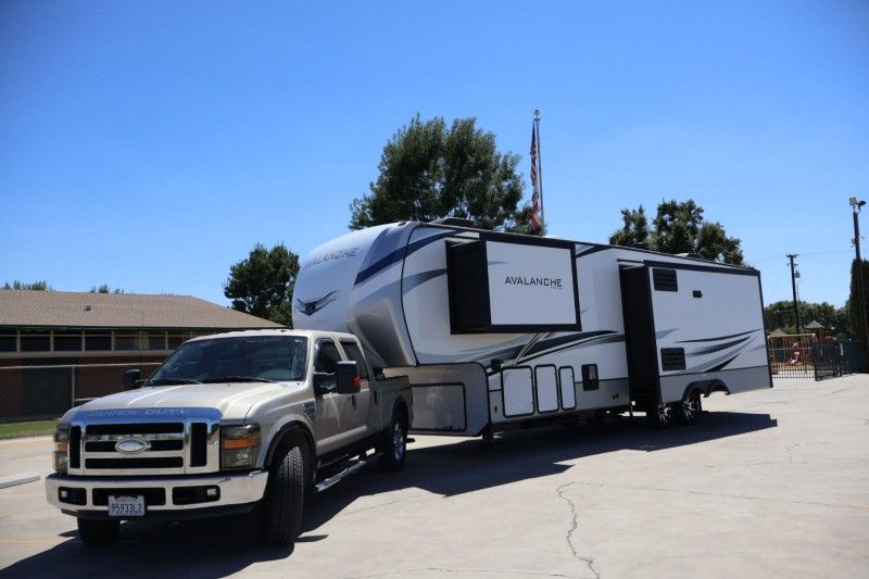 2022 Keystone Avalanche 322rl 37 foot 5th Wheel with 2008 Ford F250 Super Duty
